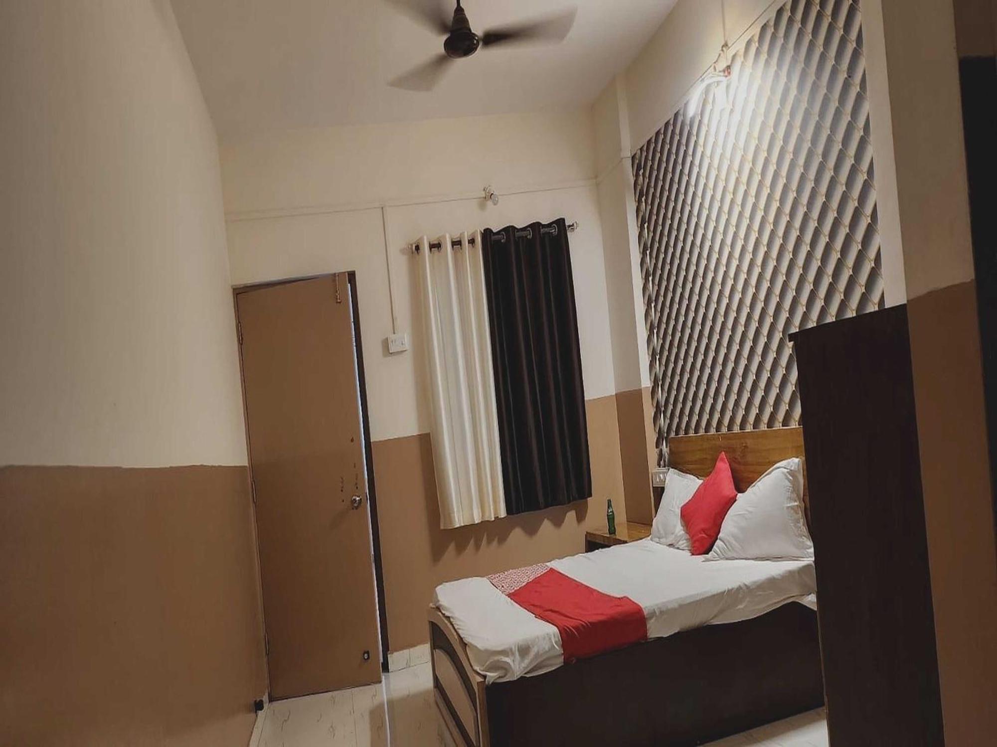 Phursungi Hotel Royal Lodging מראה חיצוני תמונה